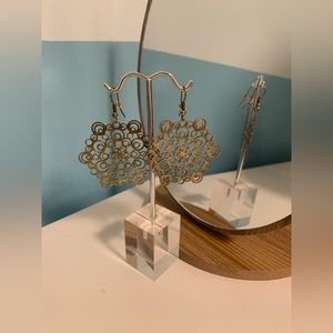 Light weight earrings